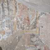 ...e, all�interno della volta, cornici geometriche e dei putti che �sorreggono� una figura angelica: forse la Vergine, adornata da un vaporoso manto